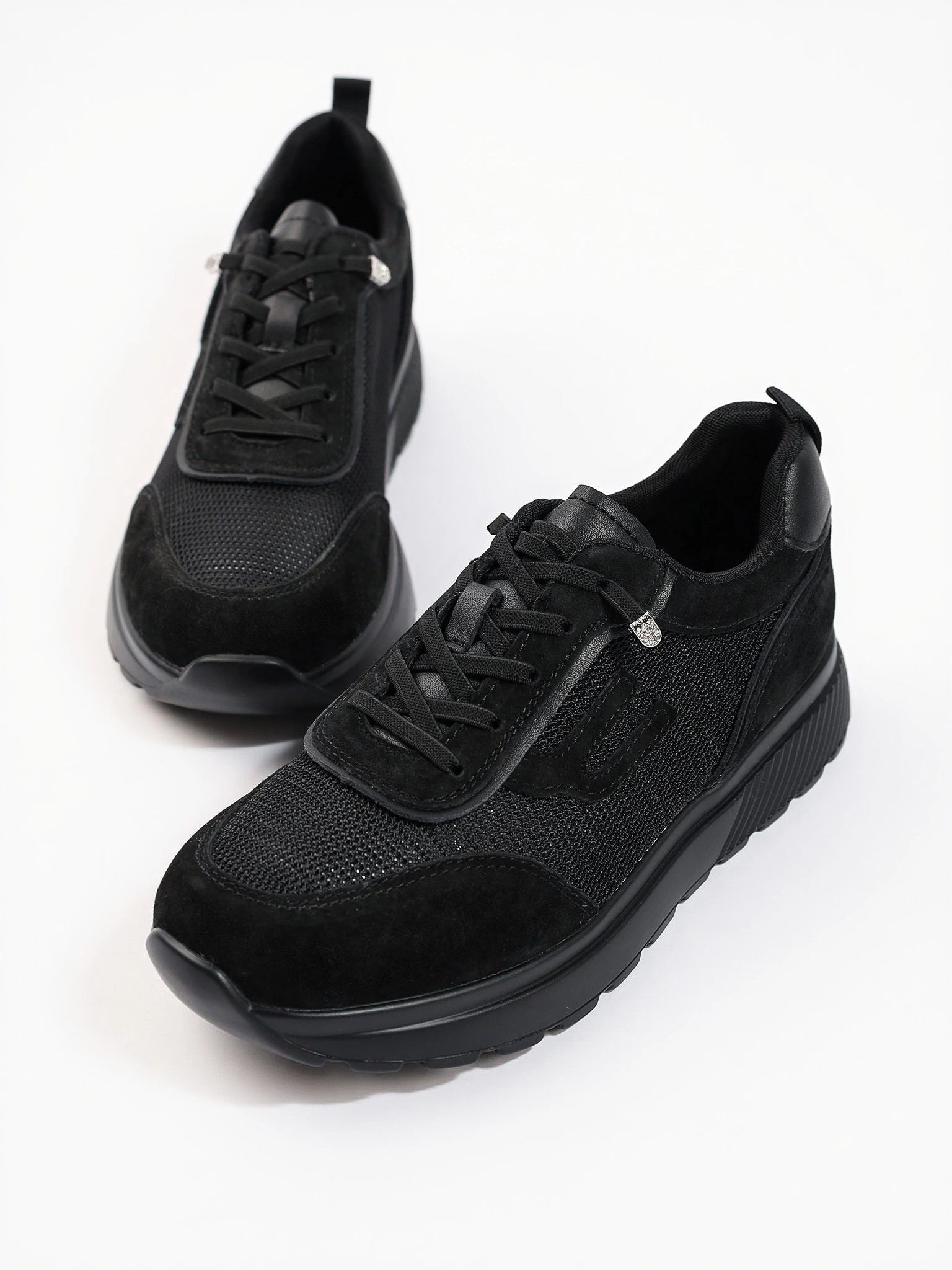 Кроссовки комбинированные черного цвета на низкой подошве